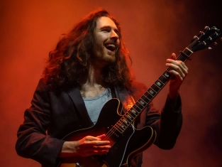Illustration of How to Pronounce Hozier
